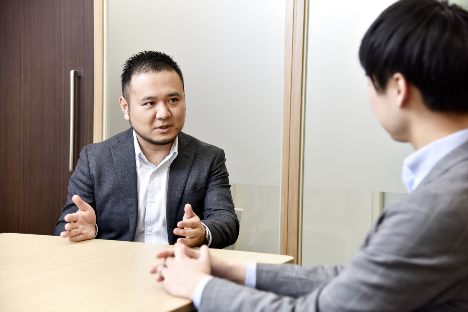 野北が黒澤さんに質問する写真